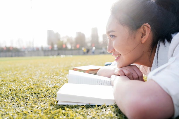 青年女大学生在校园里学习图片下载