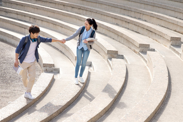 快乐的大学生情侣图片下载