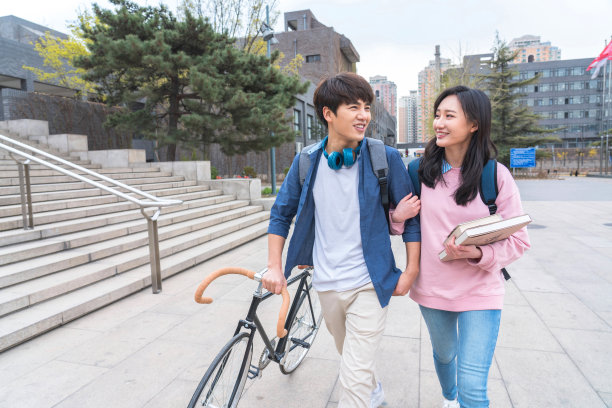 大学生情侣在校园里图片下载