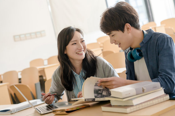 大学生在教室里学习图片下载