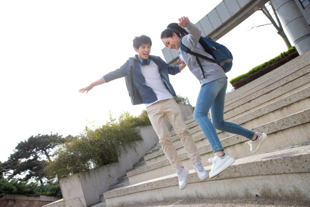 快乐的大学生情侣图片下载