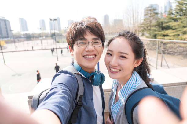 快乐的青年大学生情侣图片下载