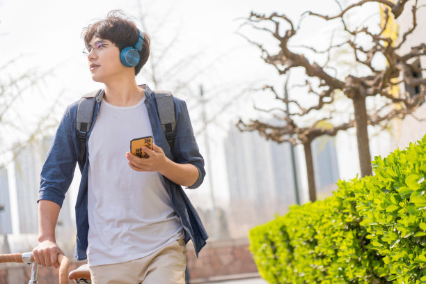 大学生在校园里图片下载