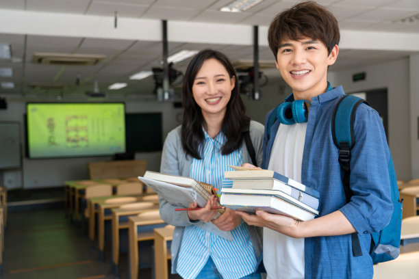 大学生在教室里学习图片下载