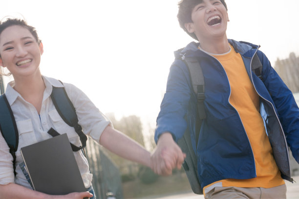 快乐的大学生情侣图片下载