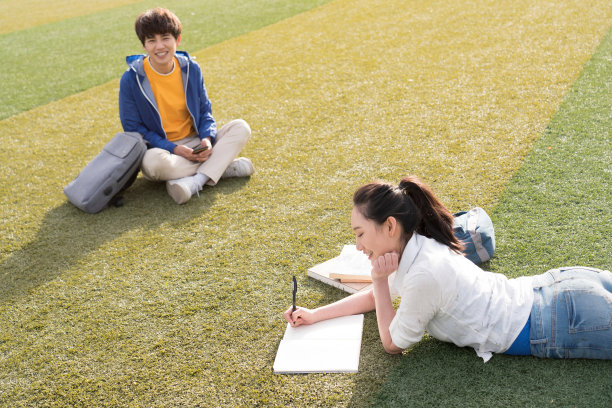 青年大学生在校园里学习图片下载