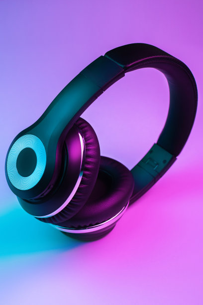90年代复古风格照片的黑色时尚无线耳机在霓虹灯。图片下载