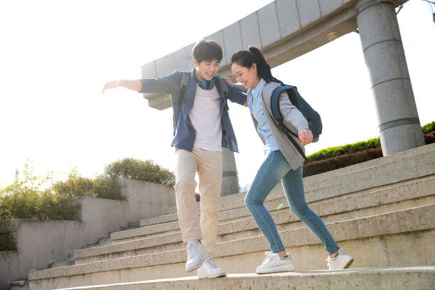 快乐的大学生情侣图片下载