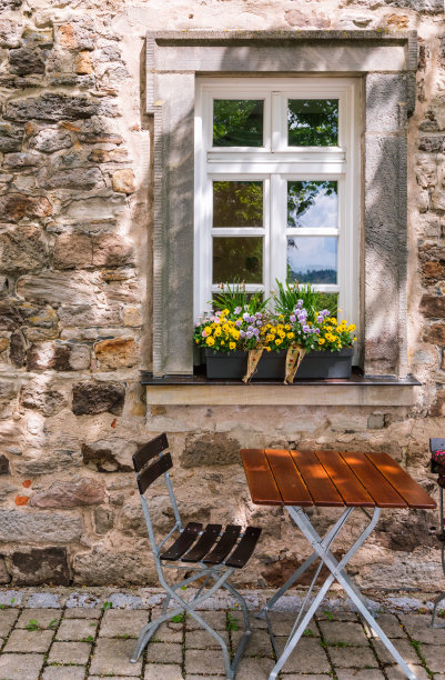 德国浪漫路的户外咖啡桌图片下载