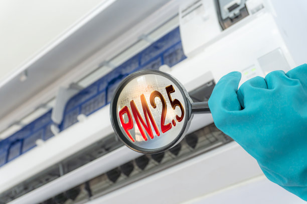 颗粒物2.5的文本从放大镜。空调过滤网上的灰尘和污物图片下载