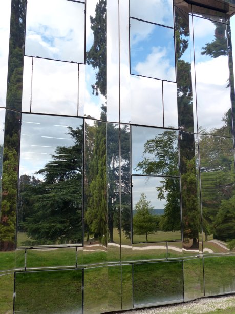 与景观融为一体的不锈钢建筑图片下载