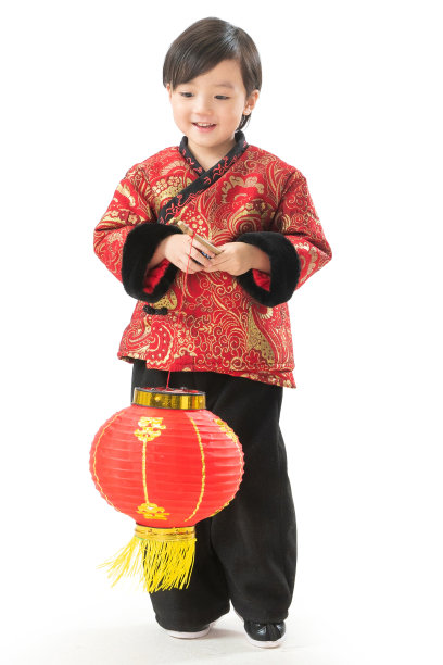 可爱的小男孩拿着红灯笼图片下载