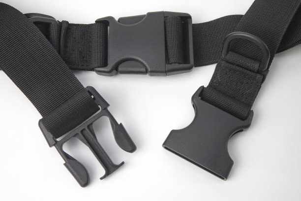 黑色塑料固定夹的背包上的白色背景。衣物和设备图片下载