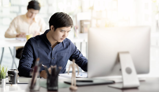 年轻的商人一起在现代办公室工作。图片下载