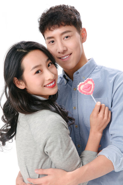 浪漫情侣拿着棒棒糖图片下载