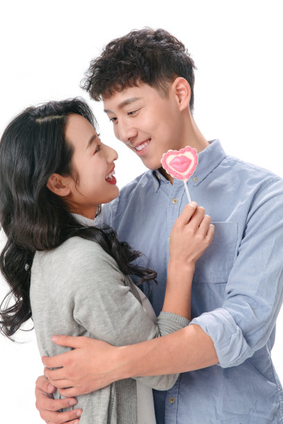 浪漫情侣拿着棒棒糖图片下载