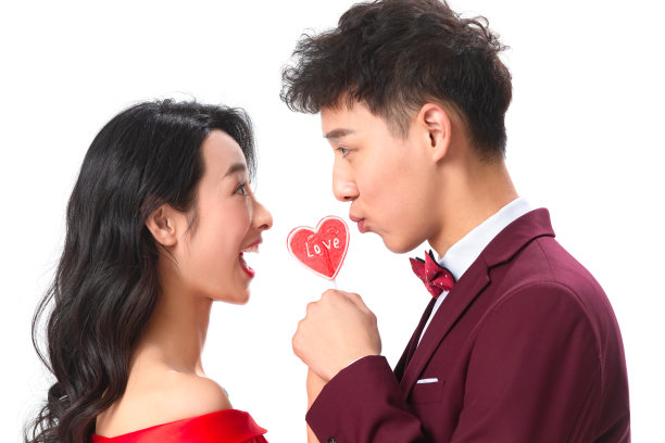 浪漫情侣拿着心形棒棒糖图片下载