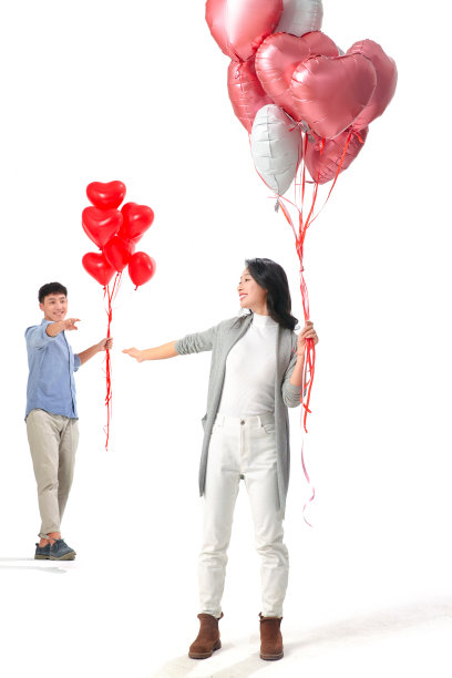 浪漫情侣拿着心形气球图片下载