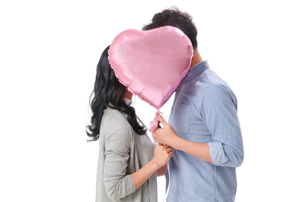 浪漫情侣拿着心形气球图片下载