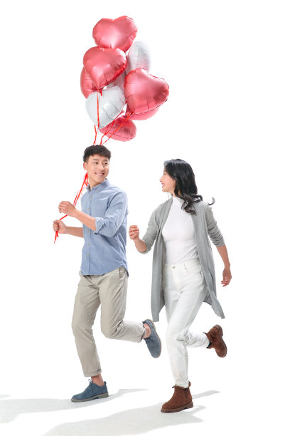 浪漫情侣拿着心形气球图片下载