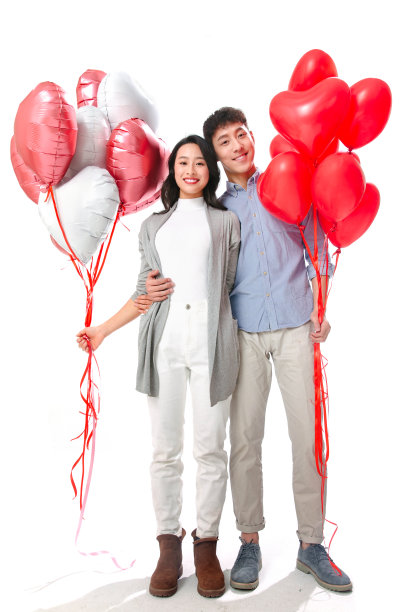 浪漫情侣拿着心形气球图片下载