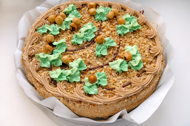 整个圆蛋糕榛子和黄油奶油俯视图。图片下载