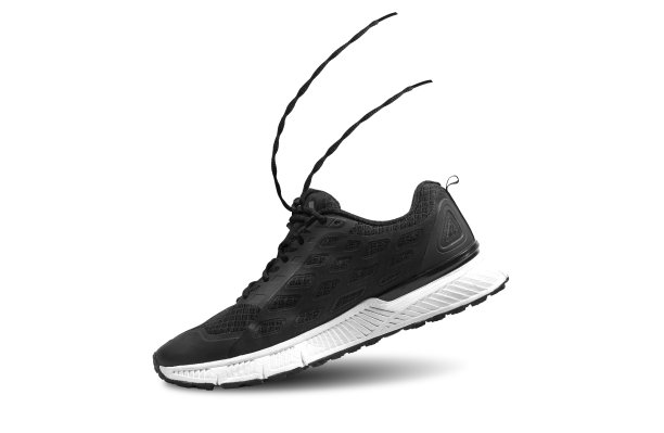 黑色和白色步道跑鞋与移动绳隔离在白色背景，右侧图片下载