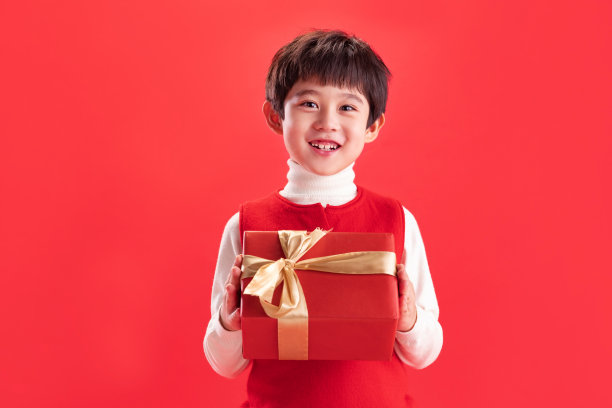 小男孩拿新年礼物图片下载
