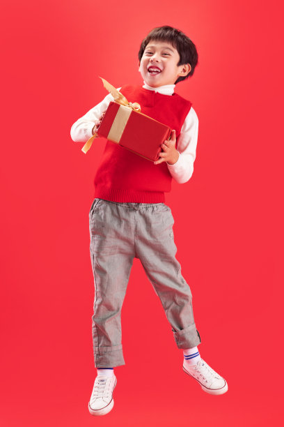 小男孩拿新年礼物素材图片