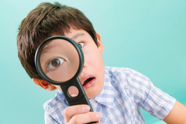 小男孩拿着放大镜图片下载