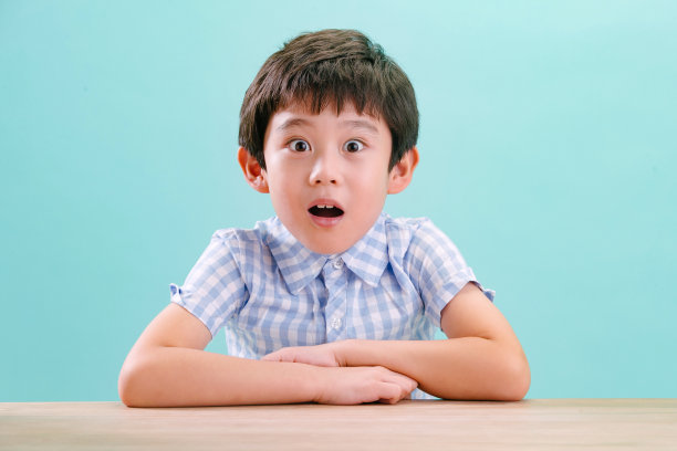 小男孩的可爱表情图片下载