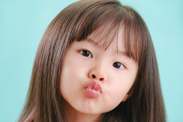 小女孩的可爱表情图片下载