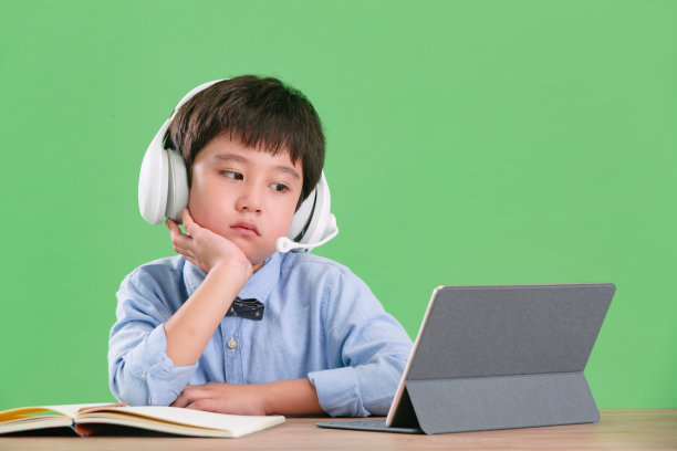 疲劳的小学生在线学习图片下载