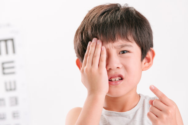 小男孩测视力图片下载