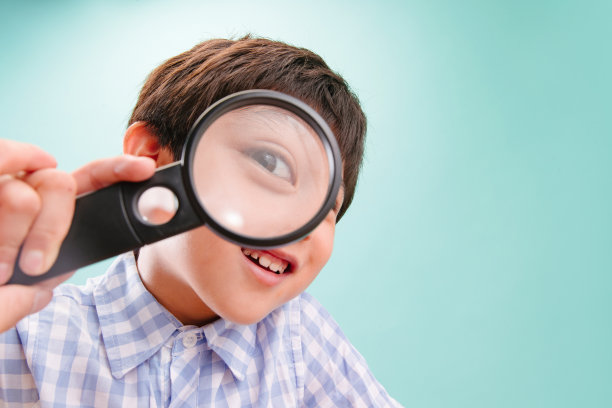 小男孩拿着放大镜图片下载