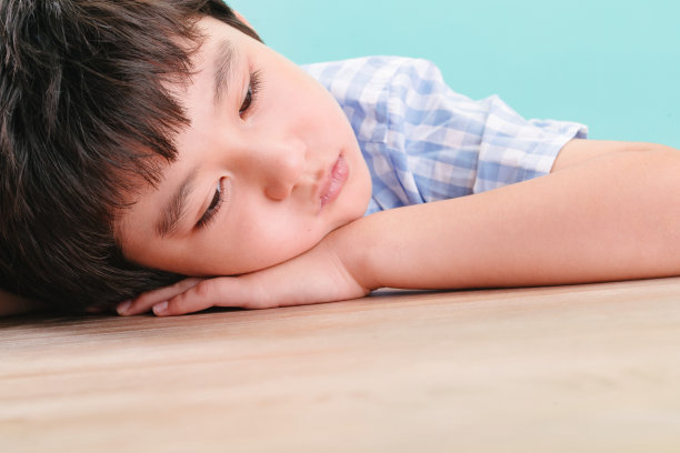 趴着想睡觉的小男孩图片下载