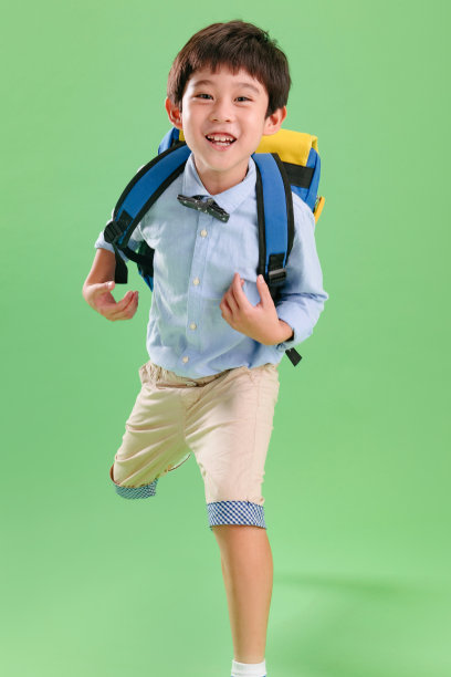 背书包的快乐小学生图片下载