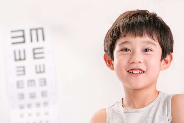 小男孩和视力表图片下载