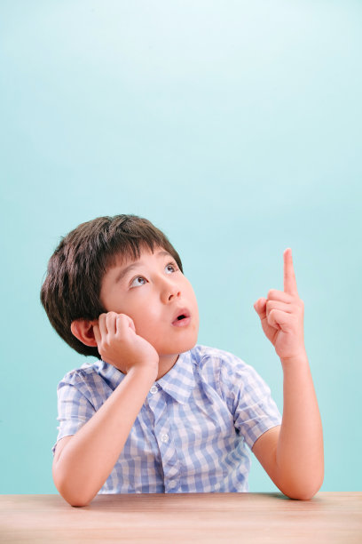 小男孩的可爱表情图片下载