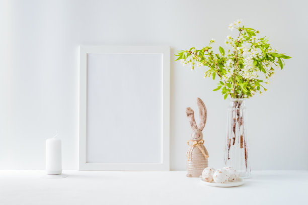 家庭内部与复活节装饰。模型与白色框架和春天的花在一个轻的背景花瓶图片下载
