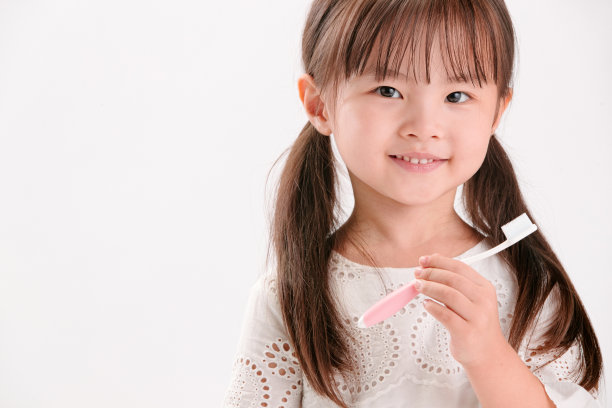 小女孩刷牙素材图片