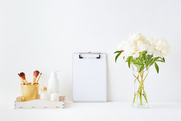 家庭内部装饰元素。剪贴板模型，花瓶里的白牡丹，化妆品套装素材图片