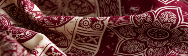 折叠东方布。流行民族织物的作物观点图片下载