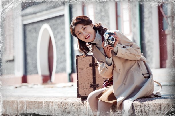 旅行的青年女人拿着照相机图片下载