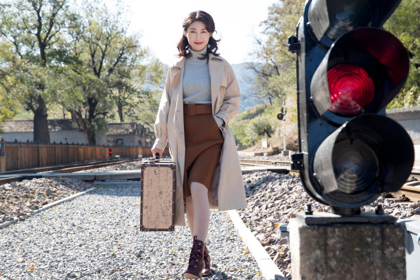 青年女人走在铁轨上图片下载