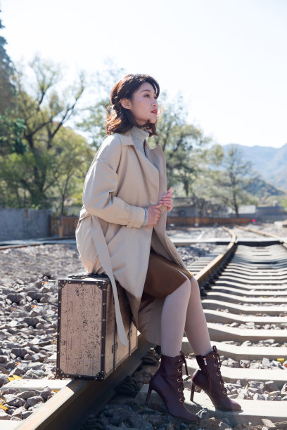 青年女人坐在铁轨上图片下载