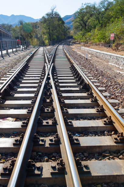 延伸到远方的铁路轨道图片下载