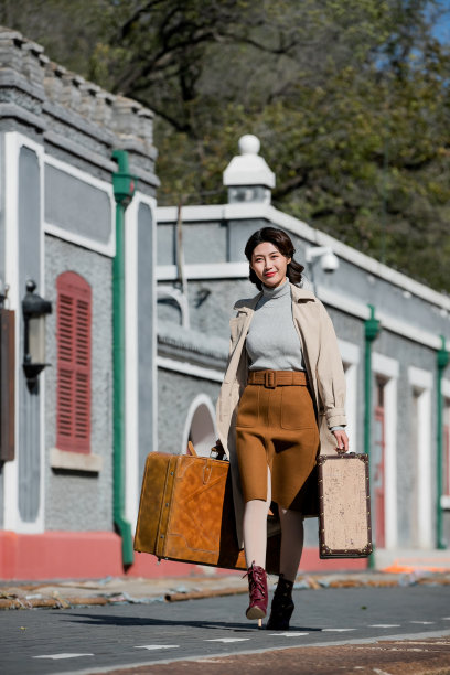 青年女人拿着行李箱旅行图片下载