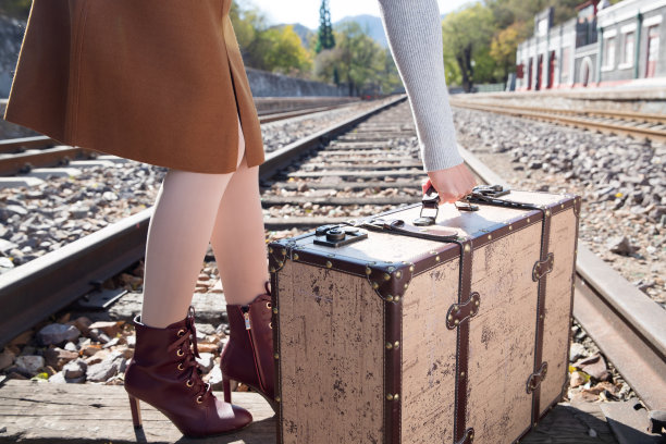 青年女人拿着行李箱旅行图片下载