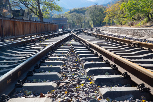 延伸到远方的铁路轨道图片下载